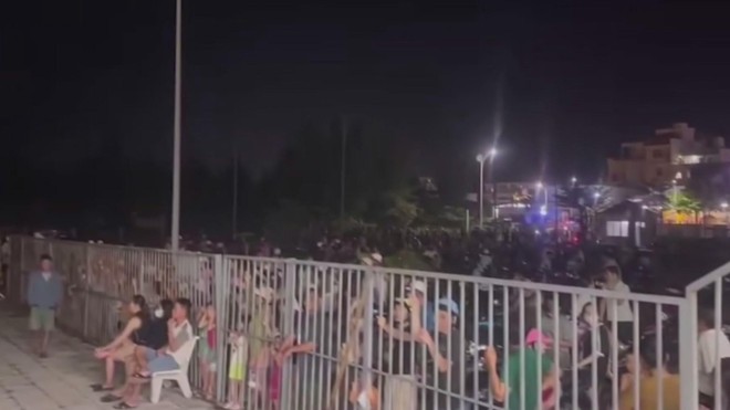 Hàng ngàn người dân Lý Sơn đón ba ngư dân trở về sau hành trình thoát chết kỳ diệu trên biển- Ảnh 3. Hàng ngàn người dân Lý Sơn đón ba ngư dân trở về sau hành trình thoát chết kỳ diệu trên biển- Ảnh 3.