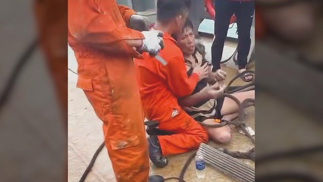 Hàng ngàn người dân Lý Sơn đón ba ngư dân trở về sau hành trình thoát chết kỳ diệu trên biển- Ảnh 7. Hàng ngàn người dân Lý Sơn đón ba ngư dân trở về sau hành trình thoát chết kỳ diệu trên biển- Ảnh 7.