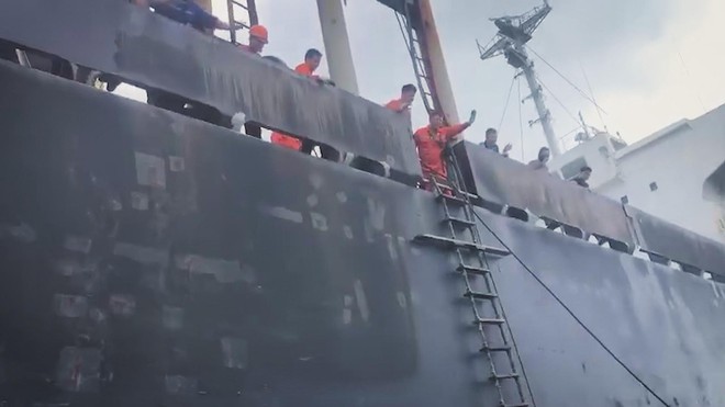 Hàng ngàn người dân Lý Sơn đón ba ngư dân trở về sau hành trình thoát chết kỳ diệu trên biển- Ảnh 4. Hàng ngàn người dân Lý Sơn đón ba ngư dân trở về sau hành trình thoát chết kỳ diệu trên biển- Ảnh 4.