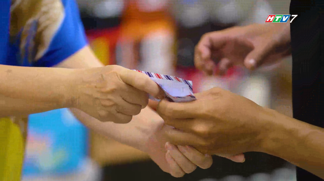 Khi bà Cải trúng số... một bao tải tiền - "Lẹ không trễ tàu"- Ảnh 2.