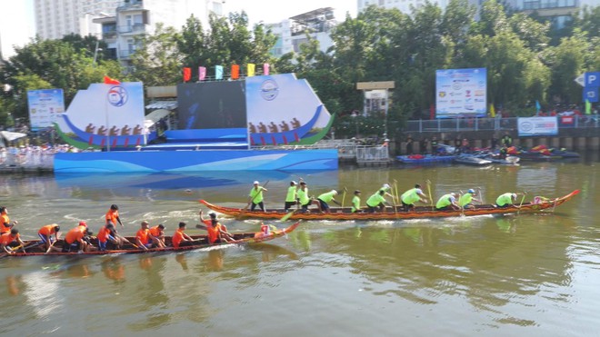 Lễ hội đua ghe ngo Xuân Hòa 2025: Sông nước miền Tây  giữa lòng thành phố - Ảnh 2.