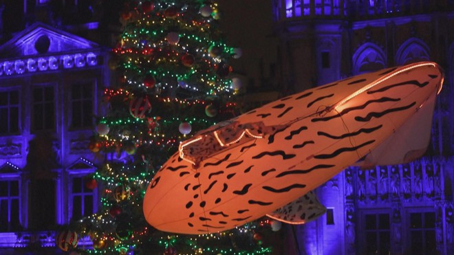 Bỉ: Khởi động mùa lễ hội Giáng Sinh ở Quảng trường Grand-Place - Ảnh 2.