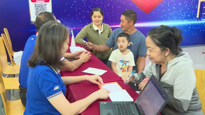 Thêm nhiều yêu thương gửi đến đồng bào miền Trung qua Quỹ “Chung một tấm lòng” - Ảnh 4.