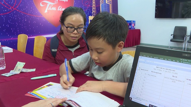 Thêm nhiều yêu thương gửi đến đồng bào miền Trung qua Quỹ “Chung một tấm lòng” - Ảnh 7.