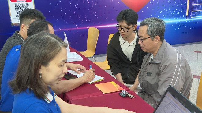 Thêm nhiều yêu thương gửi đến đồng bào miền Trung qua Quỹ “Chung một tấm lòng” - Ảnh 1.