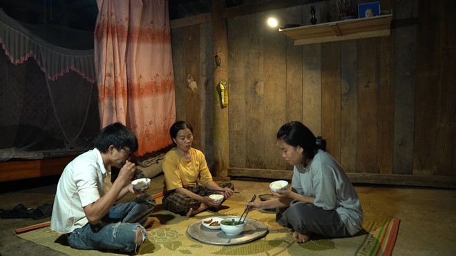 Em Hòa vượt nghịch cảnh, chăm mẹ và anh trai bệnh tâm thần - Mái ấm gia đình Việt- Ảnh 8.