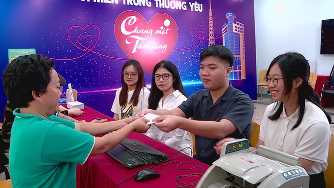 Hướng về miền Trung qua Quỹ “Chung một tấm lòng” - Ảnh 1.