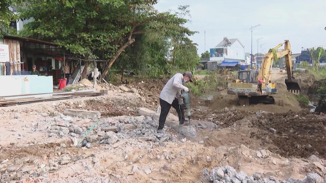 Gỡ nút thắt mặt bằng cuối cùng tại tuyến đường nội thị phường Long Hương - Ảnh 2.