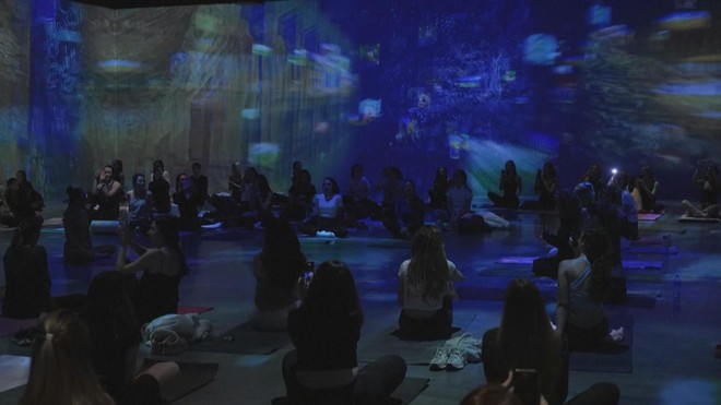 Yoga trong không gian nghệ thuật Van Gogh ở Istanbul - Ảnh 2.