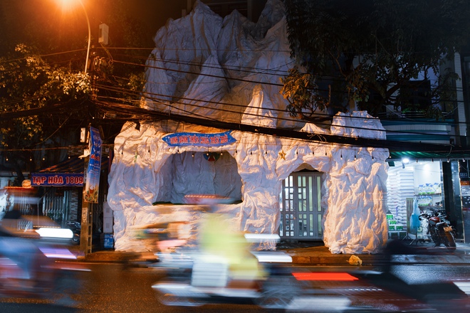 TP. Hồ Chí Minh “lên đèn”, người dân háo hức “lên đồ” đón Giáng sinh - Ảnh 23.