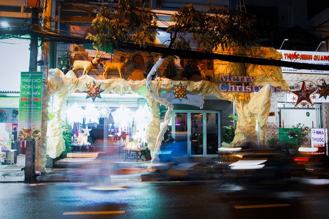 TP. Hồ Chí Minh “lên đèn”, người dân háo hức “lên đồ” đón Giáng sinh - Ảnh 21.