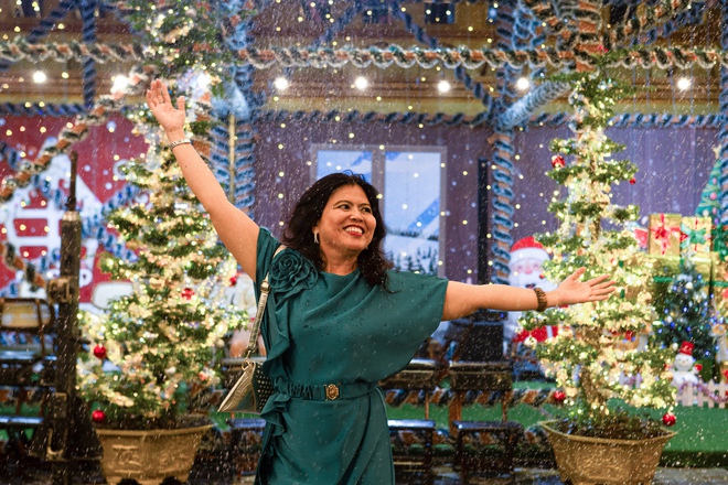 TP. Hồ Chí Minh “lên đèn”, người dân háo hức “lên đồ” đón Giáng sinh - Ảnh 16.