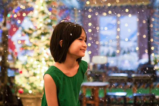 TP. Hồ Chí Minh “lên đèn”, người dân háo hức “lên đồ” đón Giáng sinh - Ảnh 19.