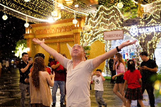 TP. Hồ Chí Minh “lên đèn”, người dân háo hức “lên đồ” đón Giáng sinh - Ảnh 20.