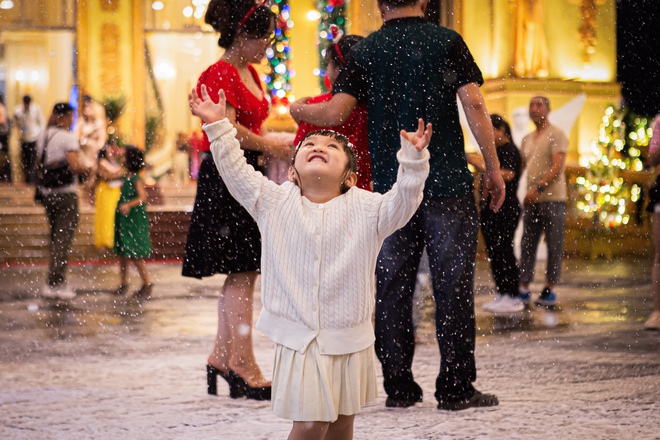 TP. Hồ Chí Minh “lên đèn”, người dân háo hức “lên đồ” đón Giáng sinh - Ảnh 15.