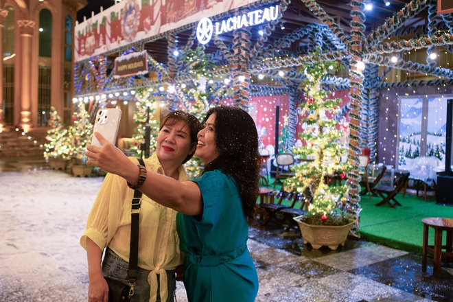 TP. Hồ Chí Minh “lên đèn”, người dân háo hức “lên đồ” đón Giáng sinh - Ảnh 18.