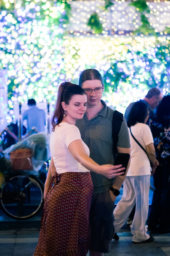 TP. Hồ Chí Minh “lên đèn”, người dân háo hức “lên đồ” đón Giáng sinh - Ảnh 7.