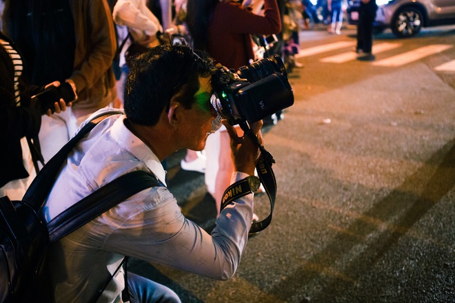 TP. Hồ Chí Minh “lên đèn”, người dân háo hức “lên đồ” đón Giáng sinh - Ảnh 11.