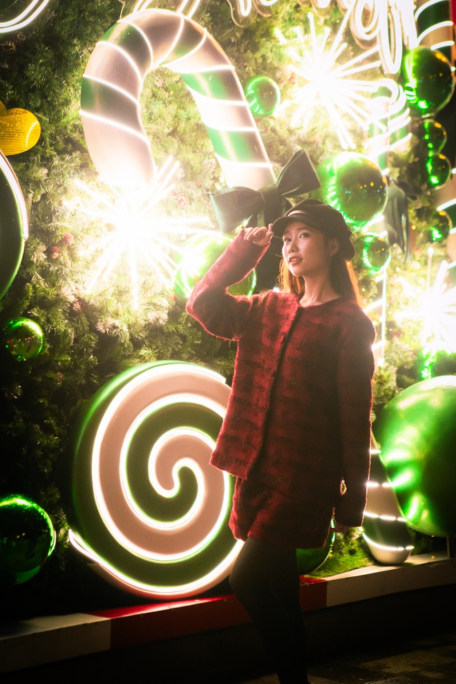 TP. Hồ Chí Minh “lên đèn”, người dân háo hức “lên đồ” đón Giáng sinh - Ảnh 3.