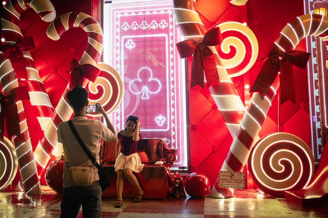 TP. Hồ Chí Minh “lên đèn”, người dân háo hức “lên đồ” đón Giáng sinh - Ảnh 9.