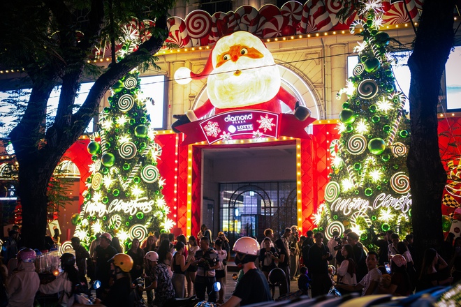 TP. Hồ Chí Minh “lên đèn”, người dân háo hức “lên đồ” đón Giáng sinh - Ảnh 10.