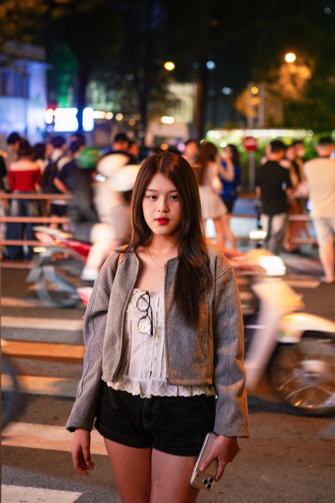 TP. Hồ Chí Minh “lên đèn”, người dân háo hức “lên đồ” đón Giáng sinh - Ảnh 5.