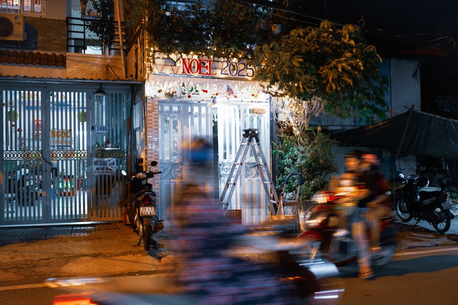 TP. Hồ Chí Minh “lên đèn”, người dân háo hức “lên đồ” đón Giáng sinh - Ảnh 22.