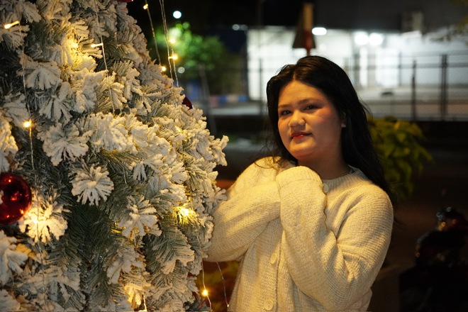 TP. Hồ Chí Minh “lên đèn”, người dân háo hức “lên đồ” đón Giáng sinh - Ảnh 27.