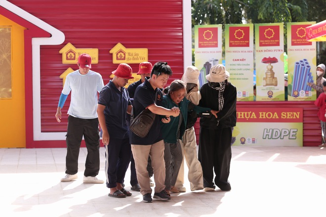 Mái ấm gia đình Việt: Gần 900 triệu đồng trao đi trong ngày đầu ghi hình tại Tây Ninh- Ảnh 13. Mái ấm gia đình Việt: Gần 900 triệu đồng trao đi trong ngày đầu ghi hình tại Tây Ninh- Ảnh 13.