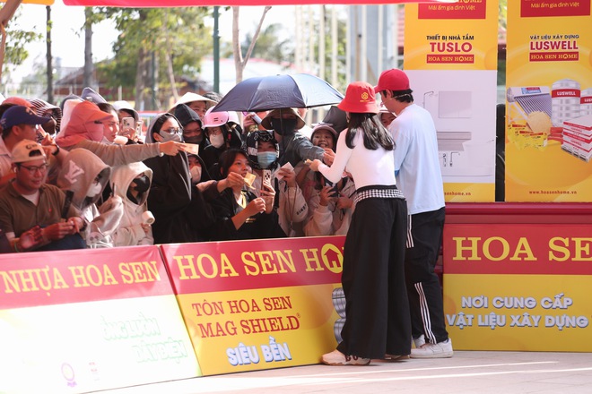 Mái ấm gia đình Việt: Gần 900 triệu đồng trao đi trong ngày đầu ghi hình tại Tây Ninh- Ảnh 6. Mái ấm gia đình Việt: Gần 900 triệu đồng trao đi trong ngày đầu ghi hình tại Tây Ninh- Ảnh 6.