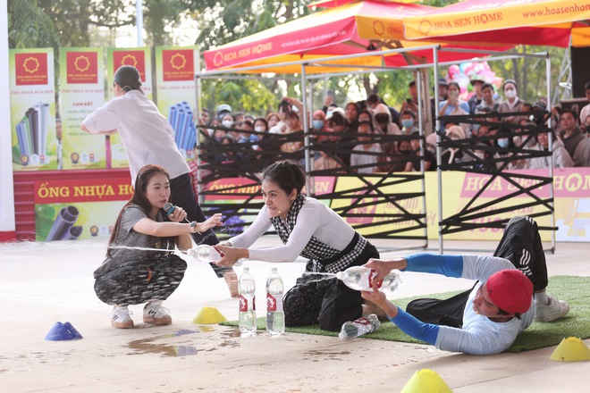 Mái ấm gia đình Việt: Gần 900 triệu đồng trao đi trong ngày đầu ghi hình tại Tây Ninh- Ảnh 9. Mái ấm gia đình Việt: Gần 900 triệu đồng trao đi trong ngày đầu ghi hình tại Tây Ninh- Ảnh 9.