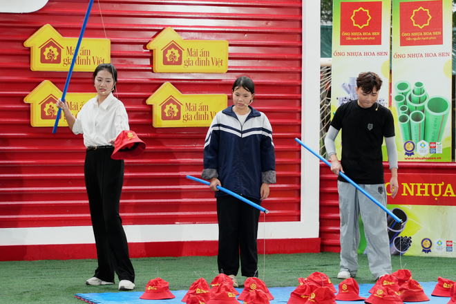 Hoa hậu Trúc Linh xót xa người mẹ gù lưng đi 60km làm giúp việc nuôi gia đình- Ảnh 1. Hoa hậu Trúc Linh xót xa người mẹ gù lưng đi 60km làm giúp việc nuôi gia đình- Ảnh 1.