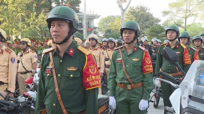 Công an TP. Hồ Chí Minh ra quân đảm bảo an ninh trật tự dịp Tết Nguyên đán- Ảnh 5. Công an TP. Hồ Chí Minh ra quân đảm bảo an ninh trật tự dịp Tết Nguyên đán- Ảnh 5.