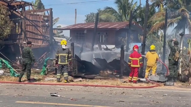 Tin Thế giới 24 Giờ ngày 14/12/2025 I Thái Lan ban bố thêm lệnh giới nghiêm, giao tranh với Campuchia lan rộng- Ảnh 3.