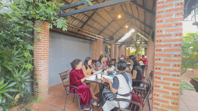 “Tủ sách cà phê”: Đưa sách đến gần hơn với đời sống người dân- Ảnh 4. “Tủ sách cà phê”: Đưa sách đến gần hơn với đời sống người dân- Ảnh 4.