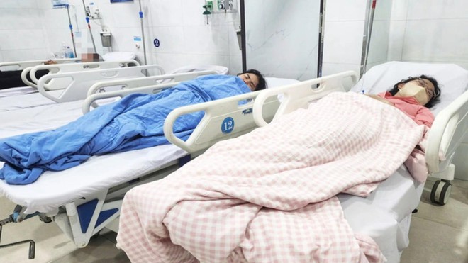 Quảng Ngãi: 20 người nhập viện, nghi ngộ độc thực phẩm sau khi ăn bánh mì - Ảnh 2.