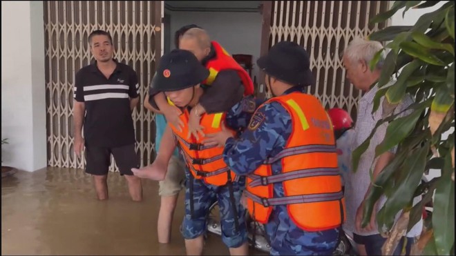 Quỹ Chung một tấm lòng: Hành trình san sẻ yêu thương và thắp lên niềm tin hướng về miền Trung- Ảnh 9. Quỹ Chung một tấm lòng: Hành trình san sẻ yêu thương và thắp lên niềm tin hướng về miền Trung- Ảnh 9.