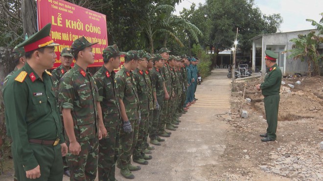 Lực lượng vũ trang “ăn ở cùng dân”, hỗ trợ xây sửa nhà sau lũ ở Khánh Hòa - Ảnh 8.