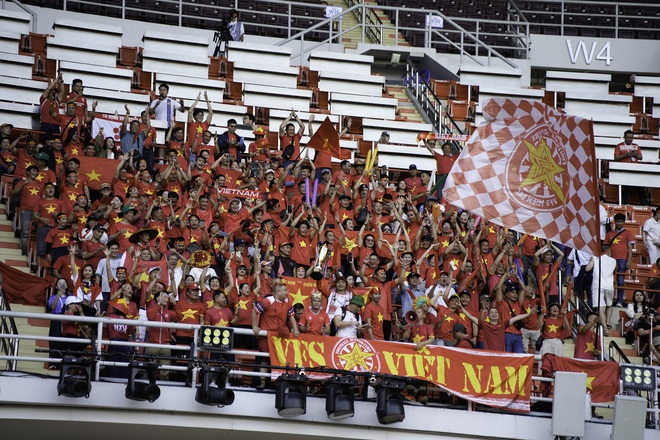 SEA Games 33: Bán kết bóng đá nam - Khán giả Việt bùng nổ cảm xúc trên sân Rajamangala - Ảnh 5.