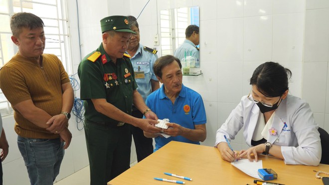 Phường Bàn Cờ tổ chức khám, tư vấn sức khỏe cho hội viên Hội Cựu chiến binh - Ảnh 3.