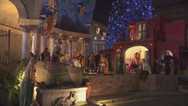 Lễ thắp sáng cây thông Noel khổng lồ ở Quảng trường Thánh Phêrô - Ảnh 2.