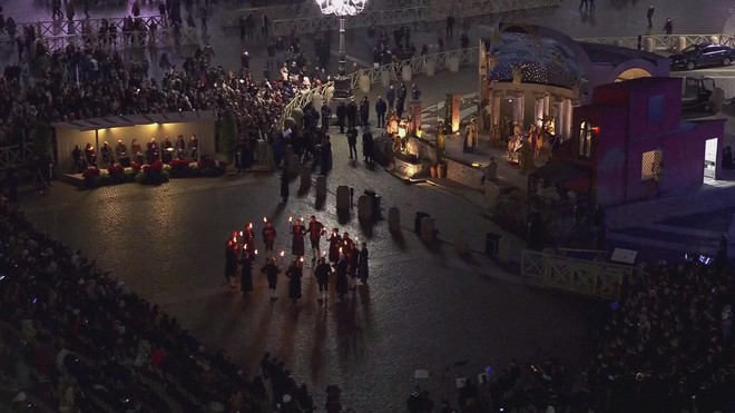 Lễ thắp sáng cây thông Noel khổng lồ ở Quảng trường Thánh Phêrô - Ảnh 4.