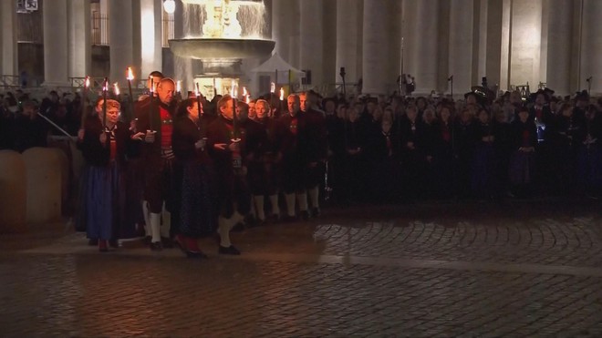 Lễ thắp sáng cây thông Noel khổng lồ ở Quảng trường Thánh Phêrô - Ảnh 3.