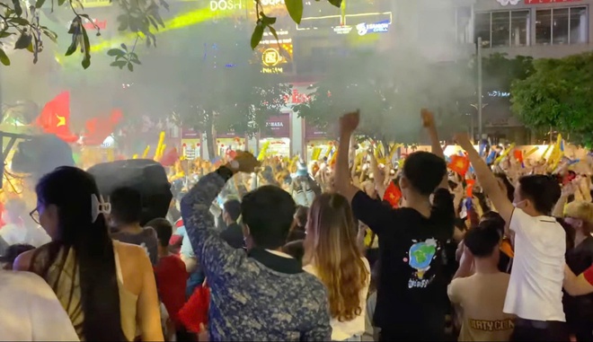 Xem chung kết sea games 33 ngoài trời! - Ảnh 2.