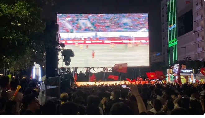 Xem chung kết sea games 33 ngoài trời! - Ảnh 1.