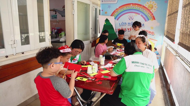 Lan tỏa không khí Giáng sinh, tiếp thêm động lực cho người bệnh - Ảnh 9.