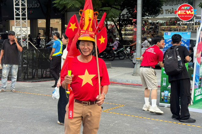 Nhiều tuyến đường lớn tại TP. Hồ Chí Minh rực sắc đỏ trước thềm chung kết - Ảnh 2.