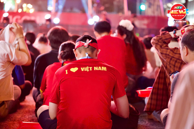 Nhiều tuyến đường lớn tại TP. Hồ Chí Minh rực sắc đỏ trước thềm chung kết - Ảnh 5.