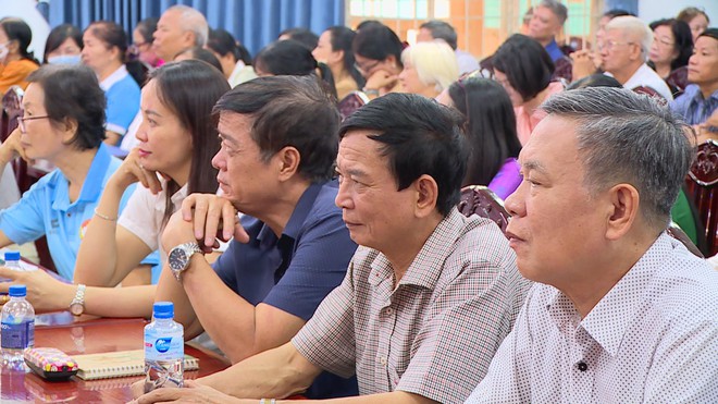 Cử tri kiến nghị nhiều vấn đề tại buổi tiếp xúc với tổ đại biểu quốc hội đơn vị số 5 - Ảnh 2.