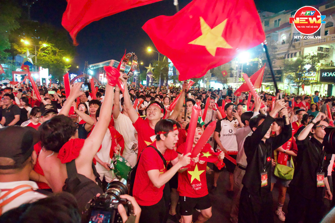 Đêm "không ngủ" của người hâm mộ Việt Nam sau khi đội nhà xuất sắc giành tấm HCV SEA Games 33 danh giá- Ảnh 5. Đêm "không ngủ" của người hâm mộ Việt Nam sau khi đội nhà xuất sắc giành tấm HCV SEA Games 33 danh giá- Ảnh 5.